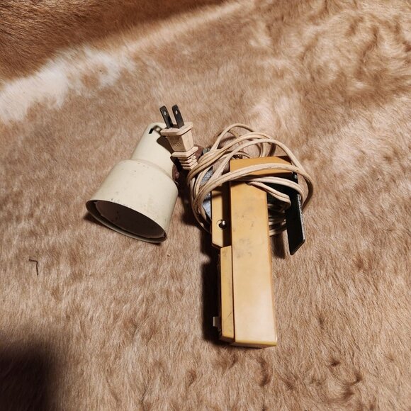 Vintage Desk Lamp Clip-On Light Beige Metal & Plastic Adjustable Fixture MCM Uti - Picture 3 of 6